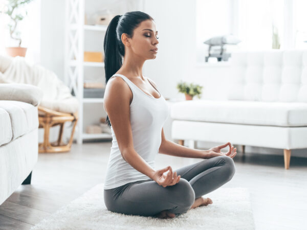 Na tym obrazku możemy zobaczyć kobietę, która praktykuje jogę. Jest to relaksująca i duchowa forma aktywności fizycznej, która przynosi wiele korzyści dla ciała i umysłu. Kobieta znajduje się na specjalnym materacu do jogi, który zapewnia wygodne i stabilne podłoże do praktyki. Widzimy, że jest skoncentrowana i zanurzona w ćwiczeniach jogi, które angażują jej ciało i umysł